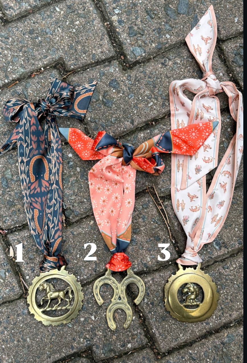 horse medallion necklaces drop 1