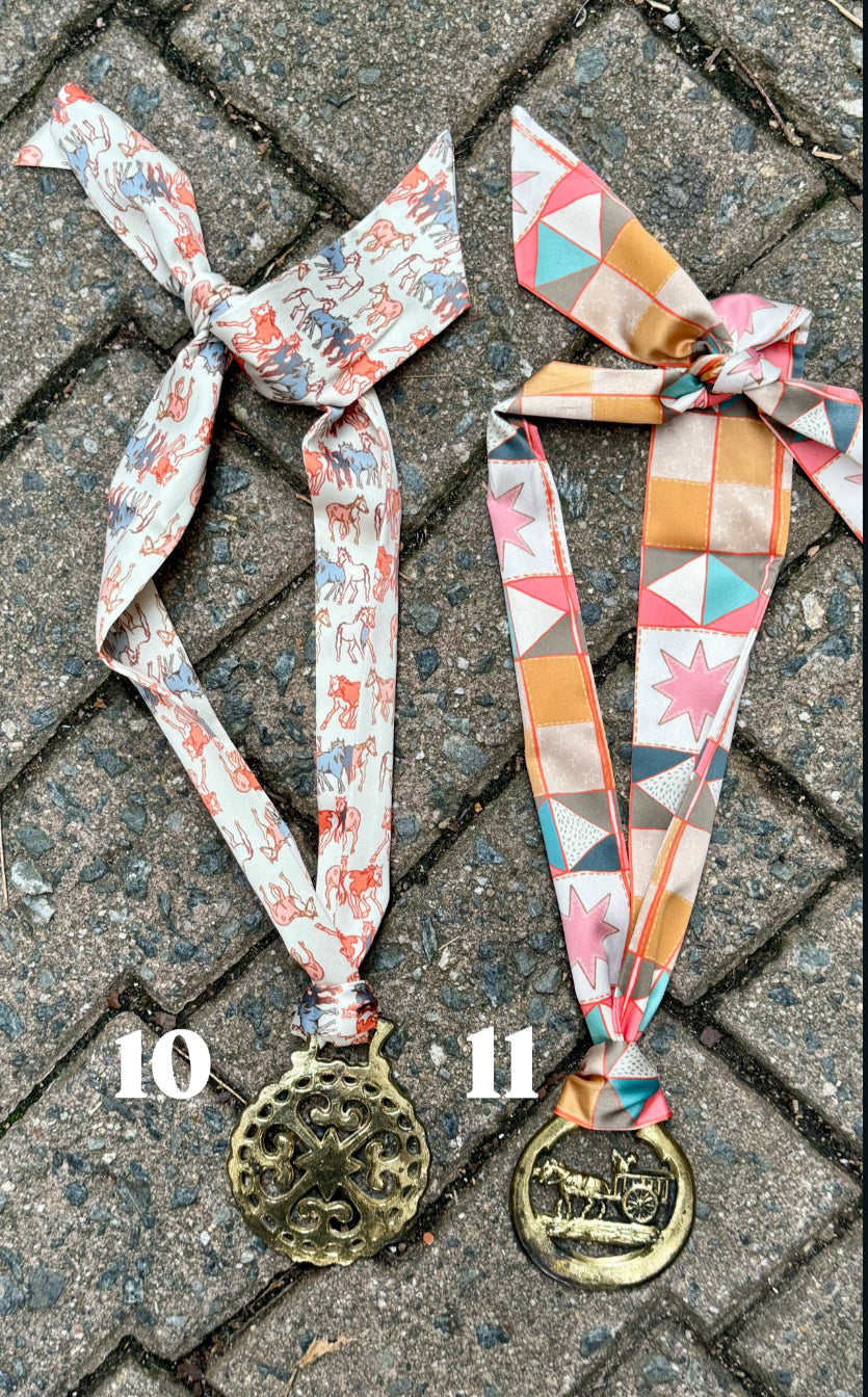 horse medallion necklaces drop 1
