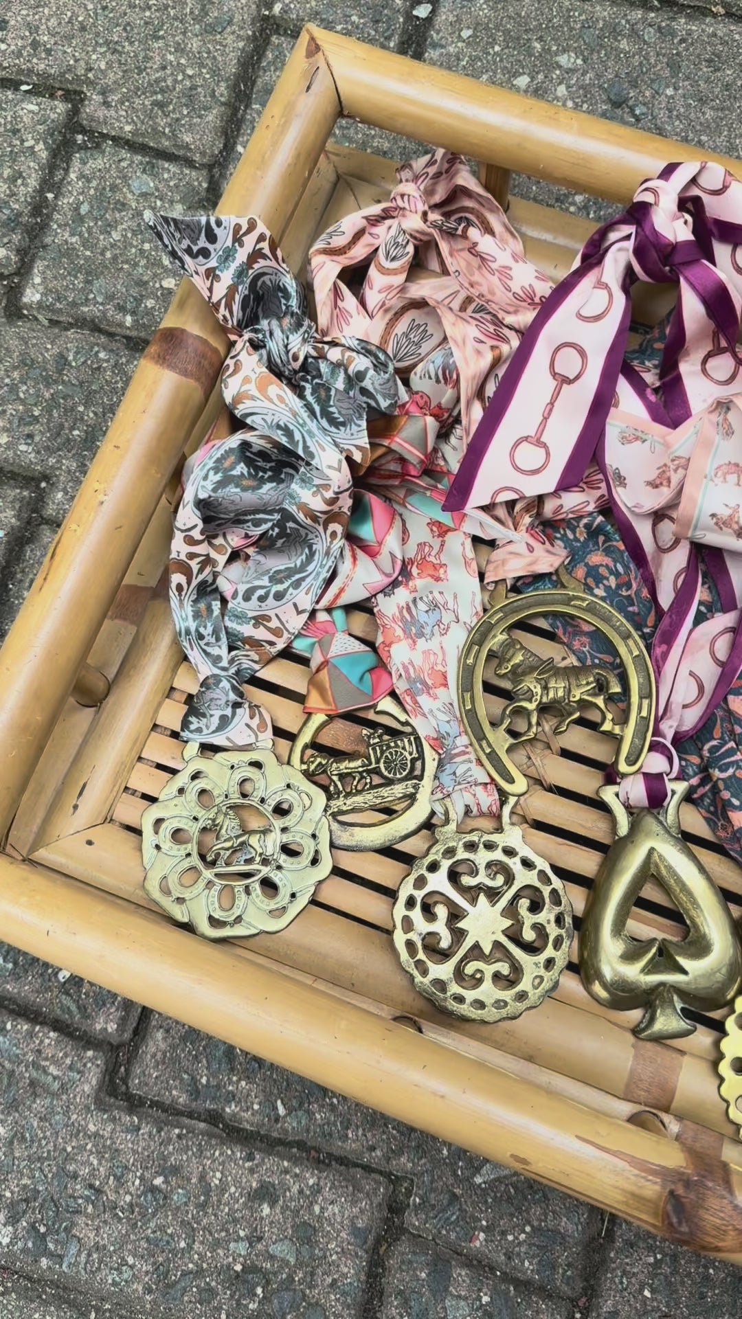 horse medallion necklaces drop 1